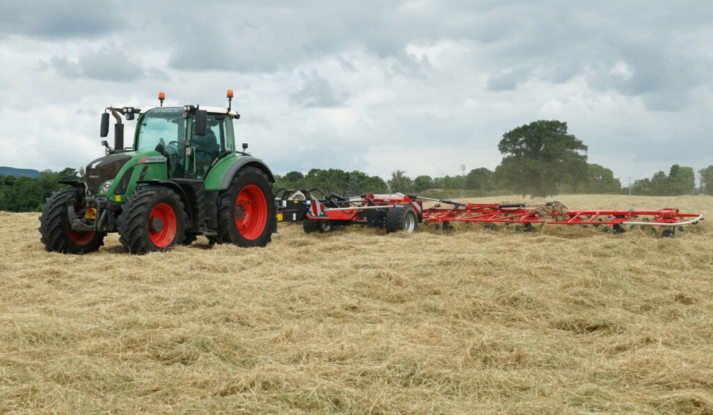 Kverneland tedder behind Fendt